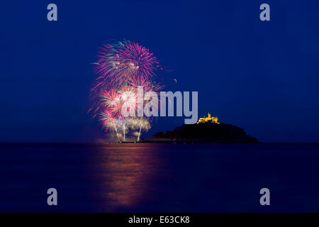 D'artifice à St Michael's Mount, Cornwall, le 12 août 2014 Banque D'Images