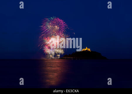 D'artifice à St Michael's Mount, Cornwall, le 12 août 2014 Banque D'Images