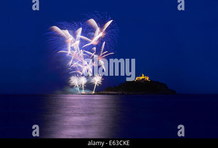 D'artifice à St Michael's Mount, Cornwall, le 12 août 2014 Banque D'Images