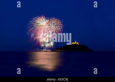 D'artifice à St Michael's Mount, Cornwall, le 12 août 2014 Banque D'Images