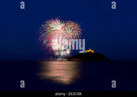 D'artifice à St Michael's Mount, Cornwall, le 12 août 2014 Banque D'Images