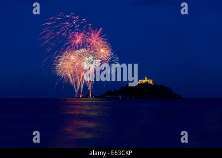 D'artifice à St Michael's Mount, Cornwall, le 12 août 2014 Banque D'Images