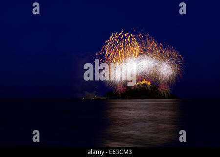 D'artifice à St Michael's Mount, Cornwall, le 12 août 2014 Banque D'Images