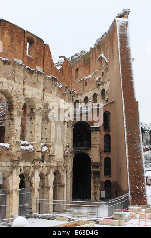 Colisée sous la neige à Rome, Italie Banque D'Images