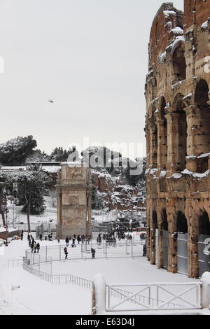 Rome - 4 fév : colisée après les fortes chutes de neige le 4 février 2012 à Rome. La dernière neige à Rome a été en 1985 Banque D'Images