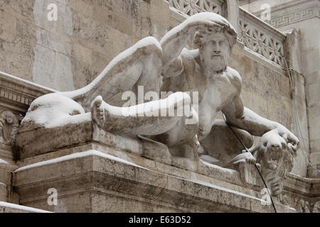 Des statues en place de Venise sous la neige à Rome, Italie Banque D'Images