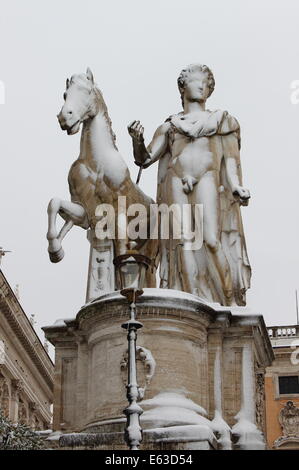 Statue de ricin dans le capitole square sous la neige à Rome, Italie Banque D'Images