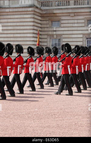 Londres - le 21 mai : la garde royale britannique effectue la Relève de la garde à Buckingham Palace le 21 mai 2010 à London, UK Banque D'Images