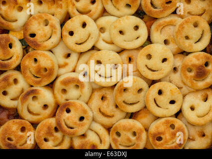 Purée de pommes de terre cuite sourit. Pommes au four smiley face Banque D'Images