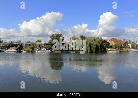 Walton-on-Thames, Surrey, Angleterre, Royaume-Uni. 13 août 2014. Météo : Encore une journée ensoleillée et douches cumulus moelleux voit dériver dans le ciel au-dessus de la Tamise près de Walton Bridge. Credit : Julia Gavin/Alamy Live News Banque D'Images