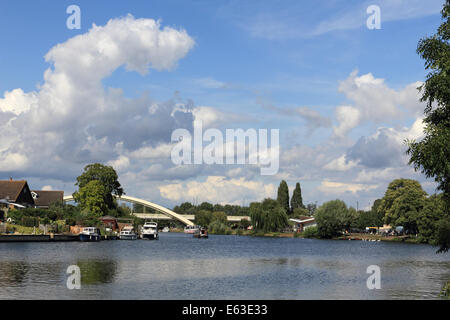 Walton-on-Thames, Surrey, Angleterre, Royaume-Uni. 13 août 2014. Météo : Encore une journée ensoleillée et douches cumulus moelleux voit dériver dans le ciel au-dessus de la Tamise près de Walton Bridge. Credit : Julia Gavin/Alamy Live News Banque D'Images