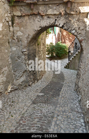 Une voûte en pierre sur une étroite ruelle à Malcesine Lac de Garde, Italie Banque D'Images