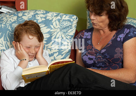 Mère célibataire vient de dire à son fils qu'il ne peut pas aller jouer dehors jusqu'à ce qu'il termine ses devoirs scolaires Banque D'Images