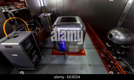 Batavia, Illinois, USA. 12e Août, 2014. La demande de prix (radiofréquence) Quadrupole lance l'accélérateur de protons de l'hydrogène dans l'accélérateur linéaire du département américain de l'énergie le Fermilab, Amérique du laboratoire national pour la recherche en physique des particules. Les scientifiques du Fermilab, ingénieurs et techniciens de concevoir, construire et exploiter certaines des plus complexes et puissants accélérateurs de particules et les détecteurs dans le monde à découvrir les mystères de la matière, l'énergie, l'espace et le temps. © Brian Cahn/ZUMA/Alamy Fil Live News Banque D'Images