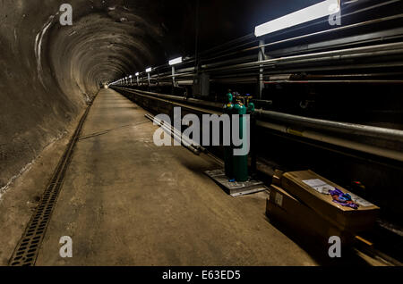 Batavia, Illinois, USA. 12e Août, 2014. À l'intérieur d'un tunnel qui longe un faisceau de neutrinos 350 pieds sous terre au département américain de l'énergie le Fermilab, Amérique du laboratoire national pour la recherche en physique des particules. Les scientifiques du Fermilab, ingénieurs et techniciens de concevoir, construire et exploiter certaines des plus complexes et puissants accélérateurs de particules et les détecteurs dans le monde à découvrir les mystères de la matière, l'énergie, l'espace et le temps. © Brian Cahn/ZUMA/Alamy Fil Live News Banque D'Images