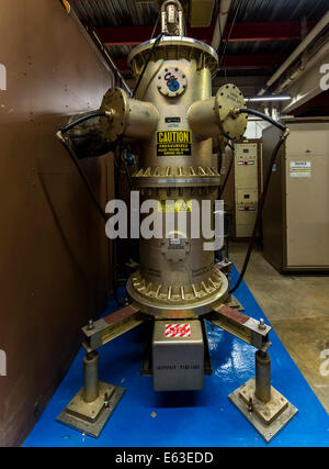 Batavia, Illinois, USA. 12e Août, 2014. Une machine dans la salle de l'accélérateur linéaire du département américain de l'énergie le Fermilab, Amérique du laboratoire national pour la recherche en physique des particules. Les scientifiques du Fermilab, ingénieurs et techniciens de concevoir, construire et exploiter certaines des plus complexes et puissants accélérateurs de particules et les détecteurs dans le monde à découvrir les mystères de la matière, l'énergie, l'espace et le temps. © Brian Cahn/ZUMA/Alamy Fil Live News Banque D'Images