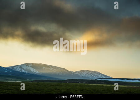 Soir brumeux avec le soleil de minuit, l'Eyjafjordur, le nord de l'Islande Banque D'Images