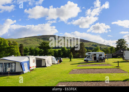 Motorhomes campé sur un quartier calme camping site de soleil du soir en début d'été. Blair Atholl, Perth et Kinross, Scotland, UK, Grande-Bretagne Banque D'Images