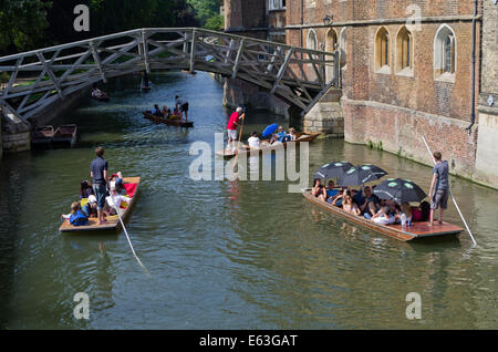 Plates sur la rivière Cam, Cambridge, avec le pont mathématique dans l'arrière-plan. Banque D'Images