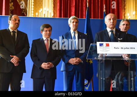 Le secrétaire d'Etat John Kerry à l'écoute avec ses homologues de l'Allemagne, l'Italie, le Qatar, la Turquie et le Royaume-Uni comme le ministre français des Affaires étrangères, Laurent Fabius propose une déclaration commune au Quai d'Orsay à Paris, France, le 26 juillet 2014, Banque D'Images