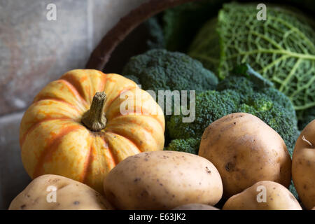 Panier de légumes d'hiver, notamment le brocoli, la courge et les pommes de terre sucrées lightning. Banque D'Images