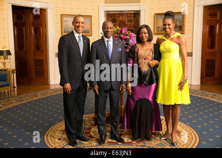 Le président Barack Obama et Première Dame Michelle Obama salue ses S. E. Alpha Conde, Président de la République de Guinée, et Banque D'Images