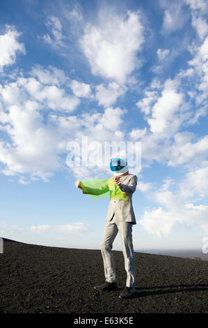 Homme d'explorer en paysage lunaire se lit la carte électronique sur la technologie de l'avenir de la tablette d'affichage flexible Banque D'Images