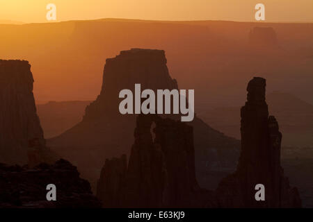 Lever du soleil sur les Montagnes La Sal, la rondelle Femme Arch, Monster Tour, tour de l'aéroport et, de Mesa Arch, Île dans le ciel, Banque D'Images