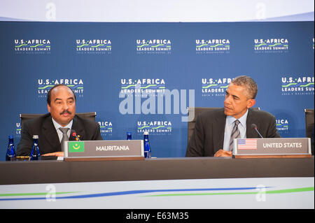 Le président Barack Obama en tant que président de l'écoute de la Mauritanie Mohamed Ould Abdel Aziz prononce une allocution à l'occasion du Sommet des dirigeants aux Etats-Unis et en Afrique de l'une session sur "Investir dans l'avenir de l'Afrique," du Département d'État à Washington, D.C., le 6 août 2014. Banque D'Images