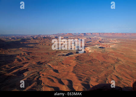 Jante blanc et vert, vu de la rivière Green River donnent sur l'île, dans le ciel, district Canyonlands National Park, Utah, USA Banque D'Images