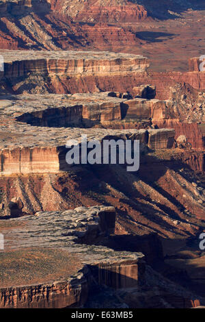 Jante blanc par Green River, vu de la rivière Verte donnent sur l'île, dans le ciel, district Canyonlands National Park, Utah, USA Banque D'Images