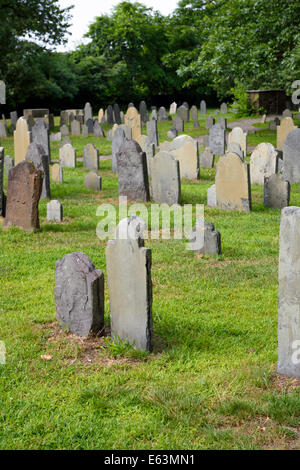 Pierres tombales au cimetière de la rue de la Charte, connue sous le nom de Olde enterrer Point, un cimetière de l'époque coloniale, Salem au Massachusetts. Banque D'Images