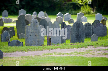 Pierres tombales au cimetière de la rue de la Charte, connue sous le nom de Olde enterrer Point, un cimetière de l'époque coloniale, Salem au Massachusetts. Banque D'Images