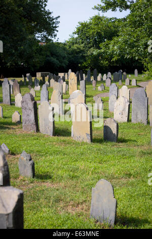 Pierres tombales au cimetière de la rue de la Charte, connue sous le nom de Olde enterrer Point, un cimetière de l'époque coloniale, Salem au Massachusetts. Banque D'Images