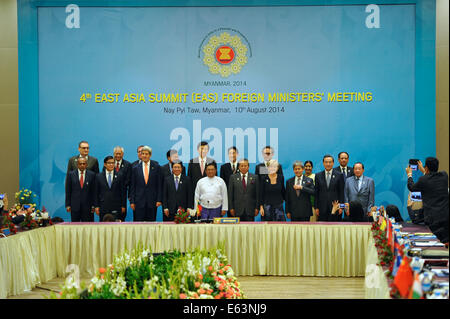 Le secrétaire d'Etat John Kerry pose pour une photo de groupe avec ses collègues ministres des affaires étrangères avant le sommet de l'Asie de session à Naypyitaw, Myanmar, le 10 août 2014. Banque D'Images