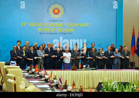 Le secrétaire d'Etat John Kerry pose pour une photo de groupe avec ses collègues ministres des affaires étrangères - toutes les poignées de main la "voie" de l'ANASE - avant le Forum régional de l'ASEAN en session du sommet Naypyitaw, Myanmar, le 10 août 2014. Banque D'Images