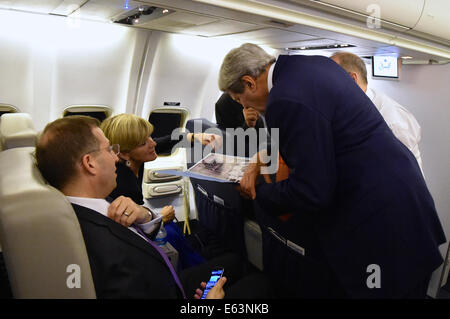 Le secrétaire d'Etat John Kerry et le Ministre australien des affaires étrangères Julie Bishop regarder des photos de l'ancien président Richard Nixon visiter la pagode Shwedagon à Rangoon, Birmanie, que comme elle l'envolait à bord le 10 août 2014, tandis que les deux s'est rendu à partir d'un un Banque D'Images