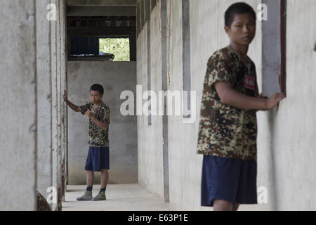 Laiza, Kachin, au Myanmar. 8 juillet, 2014. KIA recrute vous détendre à l'extérieur de leur caserne à un camp d'entraînement. (Crédit Image : © Taylor Weidman/zReportage.com via ZUMA Press) Banque D'Images