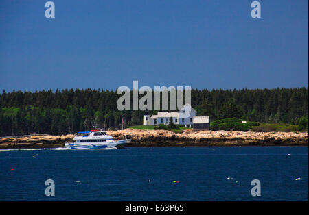 Excursion en bateau et port d'hiver, le phare de la péninsule de Schoodic, Acadia National Park, Maine, USA Banque D'Images