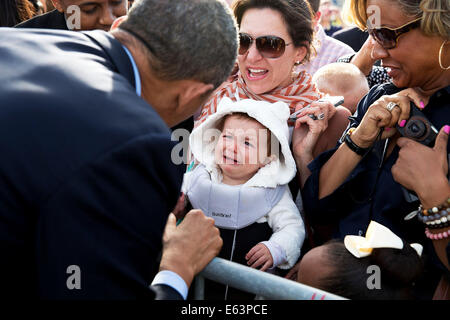 Le président Barack Obama accueille un enfant dans la foule à Aéroport International de Chicago O'Hare à Chicago, Illinois, le 22 mai 2014. Banque D'Images