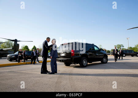 Le président Barack Obama parle le maire de Chicago Rahm Emanuel après leur descente d'un Marine à Chicago, Illinois, le 22 mai 2014. Banque D'Images