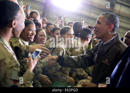 Le président américain Barack Obama serre la main avec les troupes américaines à l'aérodrome de Bagram, en Afghanistan, Dimanche 25 Mai, 2014. Banque D'Images