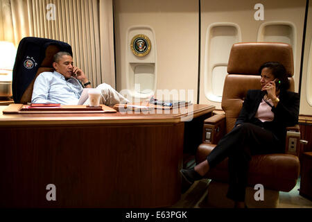 Le président Barack Obama, à bord d'Air Force One, parle au téléphone avec le Président Hamid Karzai de l'Afghanistan, qui n'a pu se rendre à Kaboul pour rencontrer le président Obama à l'aérodrome de Bagram, en Afghanistan, Dimanche 25 Mai, 2014. Le Conseiller pour la sécurité nationale Banque D'Images