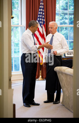 Le président Barack Obama parle avec le Vice-président Joe Biden dans le bureau ovale après leur déjeuner ensemble, le 30 mai 2014. Banque D'Images