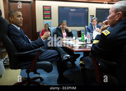 Le président Barack Obama rencontre le Conseil de sécurité nationale dans la situation Room de la Maison Blanche, le 7 août 2014. Banque D'Images