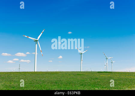 L'énergie de l'environnement par les éoliennes Banque D'Images