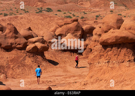 Les cheminées et les enfants à Goblin Valley State Park, San Rafael, désert de l'Utah, USA Banque D'Images