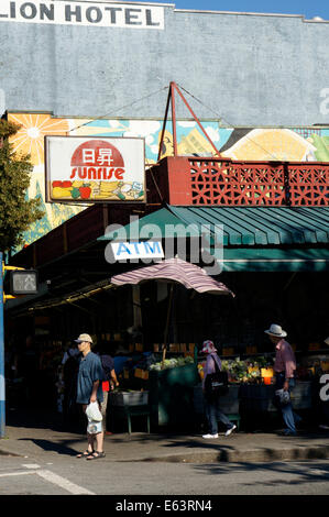 En dehors de l'homme asiatique lever du soleil marché de fruits et légumes dans Japantown, Vancouver, BC, Canada Banque D'Images