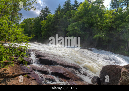 Les rapides de l'Buttermillk Falls sur la rivière Raquette dans les Adirondacks Mountain de New York Banque D'Images