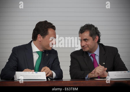 (140813) -- MEXICO, le 13 août 2014 (Xinhua) -- Le directeur général de PEMEX (Pétroles mexicains, pour son sigle en espagnol), Emilio Lozoya Austin (L), et le directeur général de la commission fédérale d'électricité (CFE, pour son sigle en espagnol), Enrique Ochoa Reza prendre part à la présentation de la série 0 et 1 de la réforme de l'énergie, au Musée Technologique de la CFE, dans la ville de Mexico, capitale du Mexique, le 13 août 2014. Le gouvernement du Mexique a annoncé mercredi que PEMEX sera exclusivement pour l'exploration et l'exploitation du pétrole, selon la presse locale. (Xinhua/Ale Banque D'Images